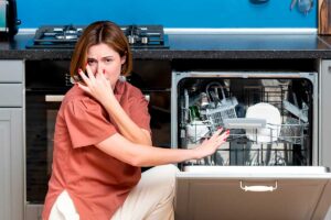 Perché i piatti puliti odorano di uovo dopo la lavastoviglie? La causa che non dovresti ignorare