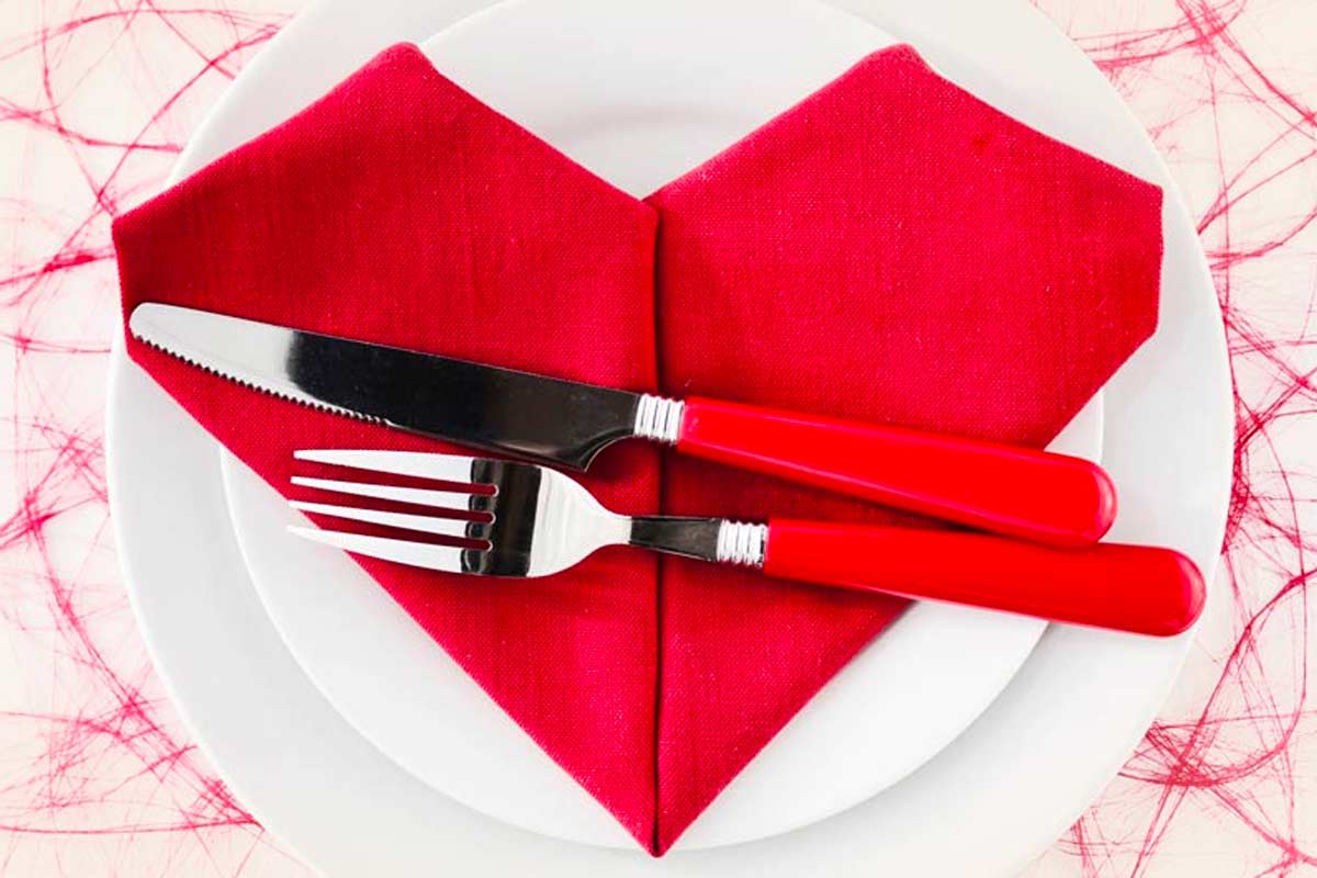 Piegare i tovaglioli a Capodanno: 3 idee semplici per una tavola che accoglie