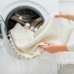 Pile che perde morbidezza? Aggiungi 30 ml di questo ingrediente in lavatrice