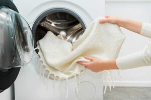 Pile che perde morbidezza? Aggiungi 30 ml di questo ingrediente in lavatrice