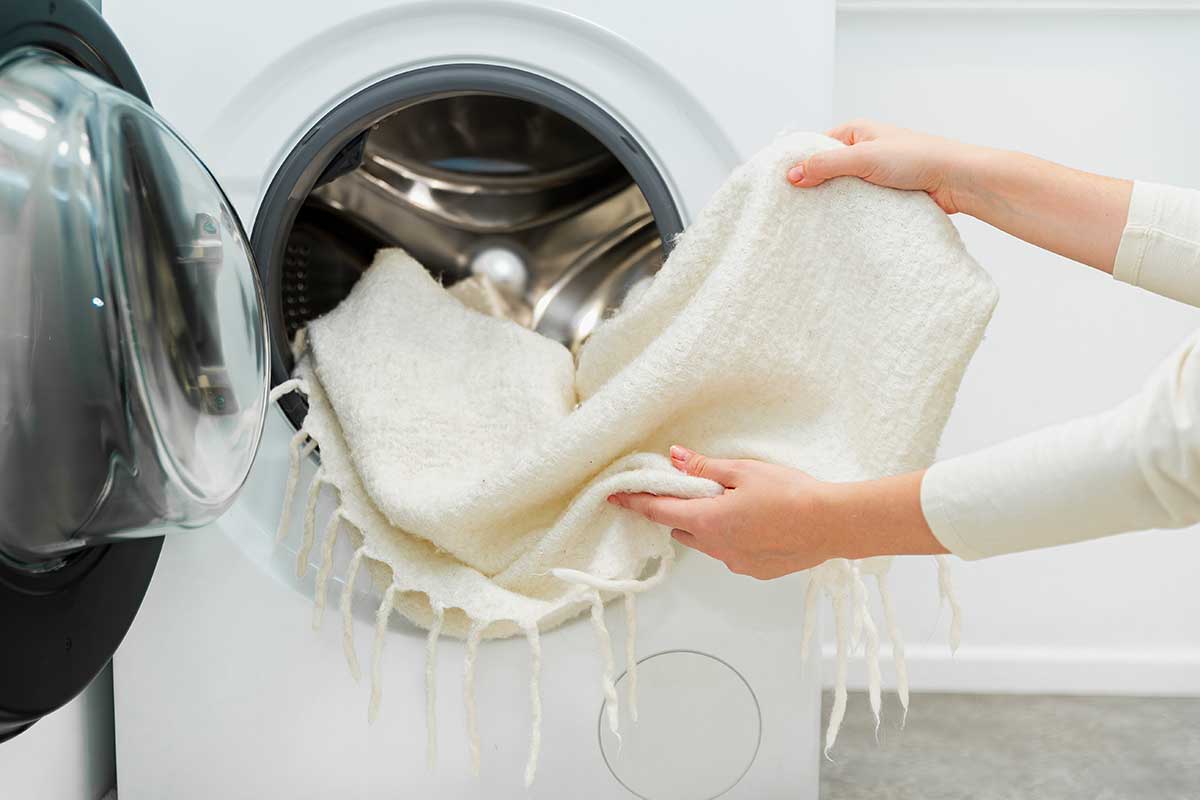 Pile che perde morbidezza? Aggiungi 30 ml di questo ingrediente in lavatrice