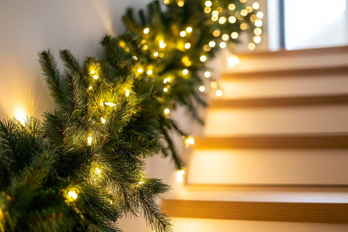 Scale decorate per Natale con rami di pino e luci led