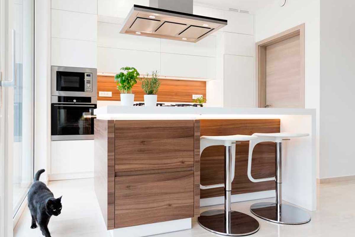 Piccola cucina con isola bianca e legno