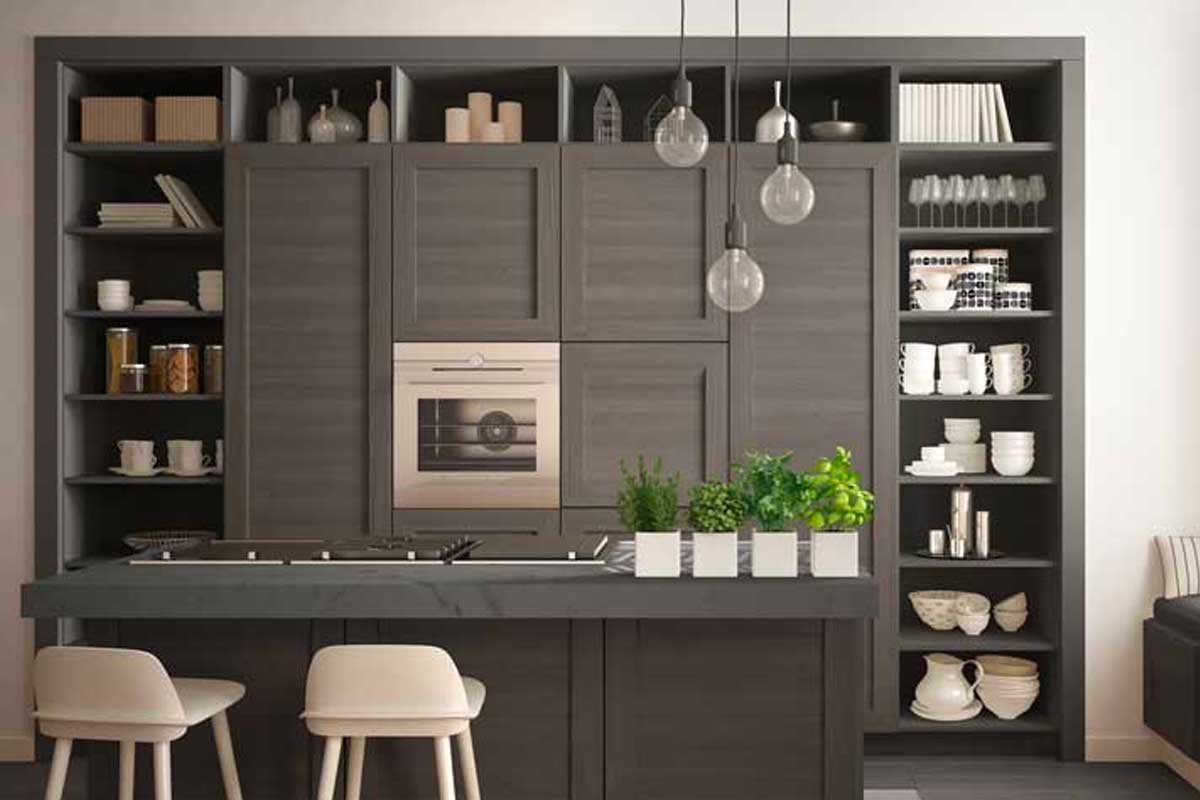 Cucina in legno nero antracite con isola e qualche dettaglio legno chiaro.