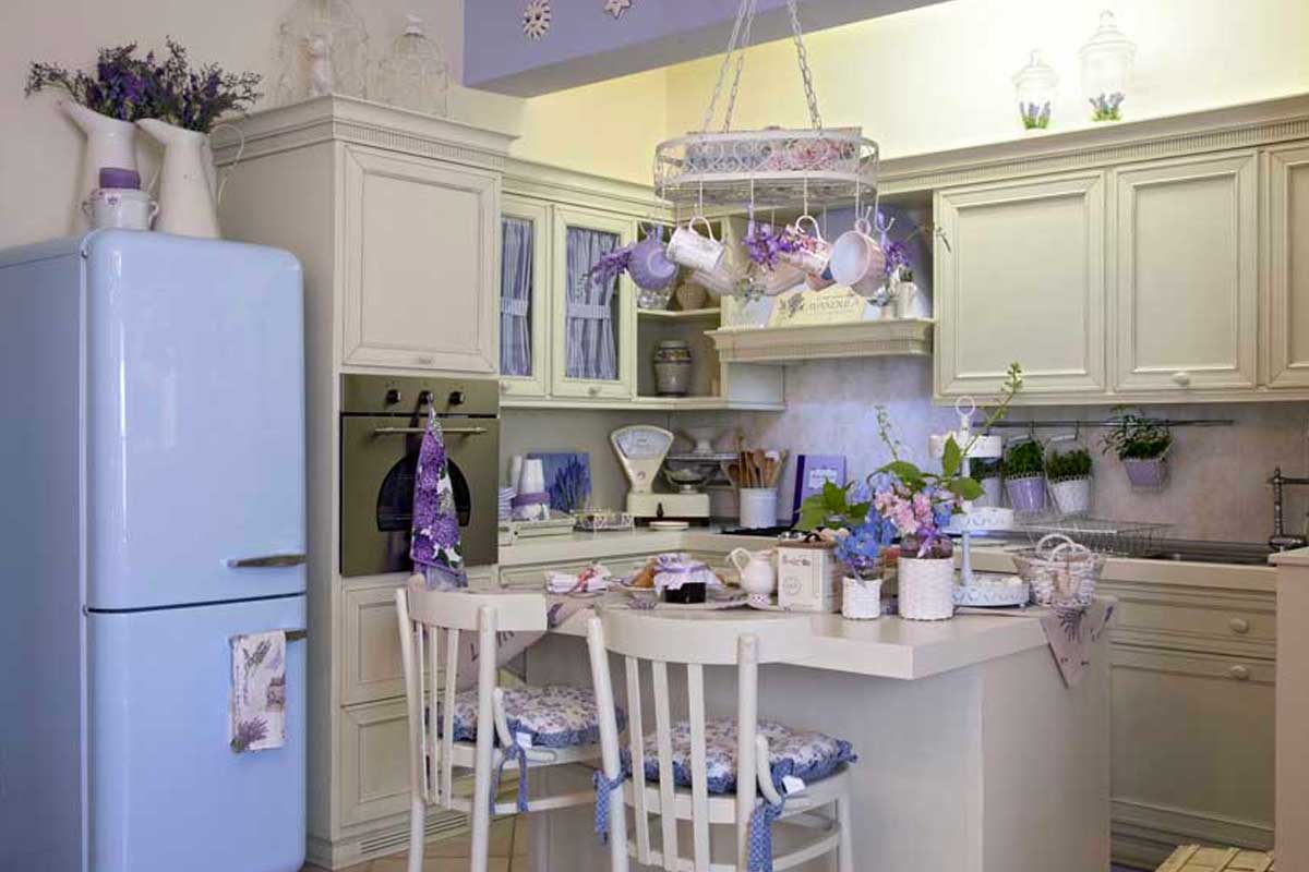 Cucina con isola in stile country chic.