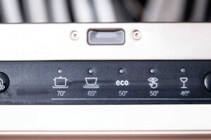 Programma eco della lavastoviglie: lava davvero bene o è solo un risparmio apparente?