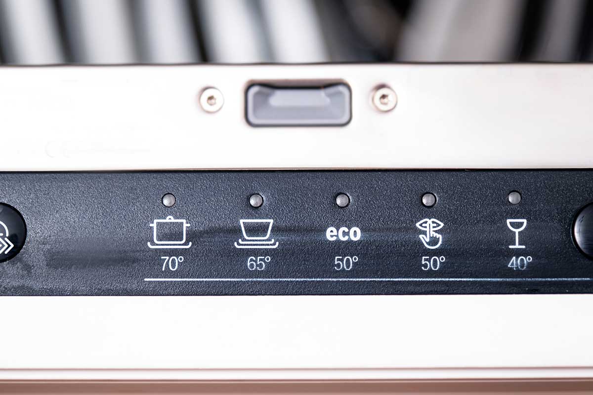Programma eco della lavastoviglie: lava davvero bene o è solo un risparmio apparente?