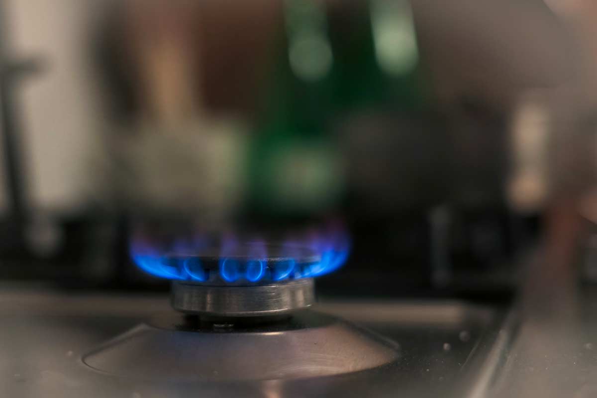 Residui nascosti sotto i bruciatori: l’errore quotidiano che rovina i fornelli senza accorgersene