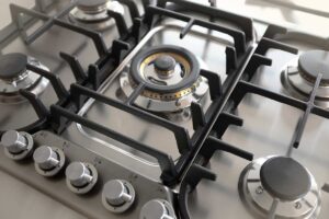 Residui ostinati sui fornelli: i rimedi naturali più efficaci dei detergenti