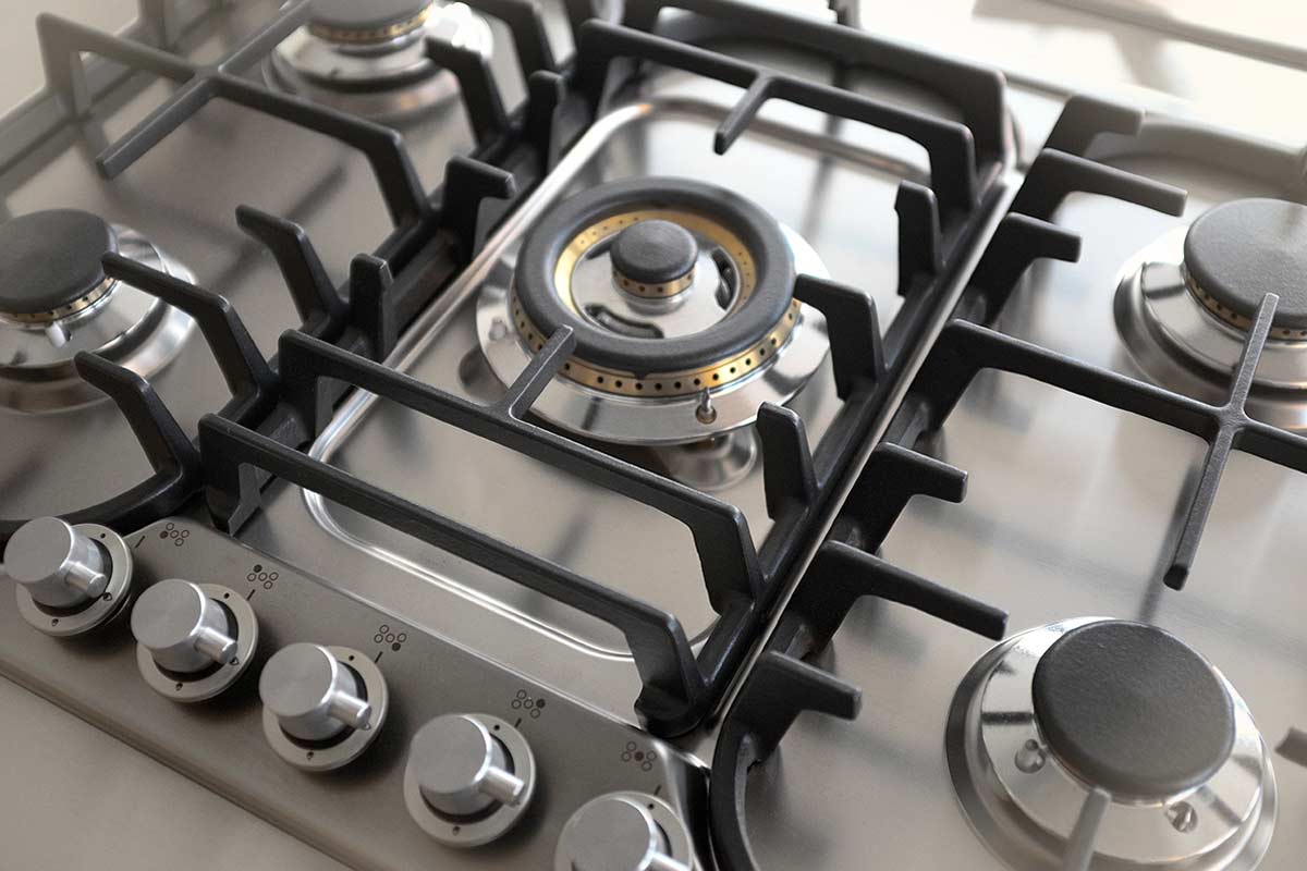 Residui ostinati sui fornelli: i rimedi naturali più efficaci dei detergenti