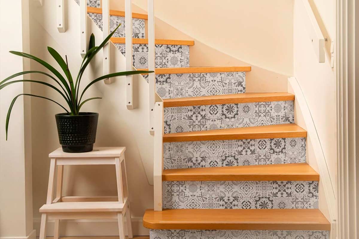 Carta da parati con motivo geometrico bianco e grigio