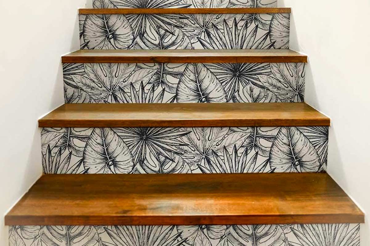 carta da parati adesiva con motivo botanico nero su fondo chiaro