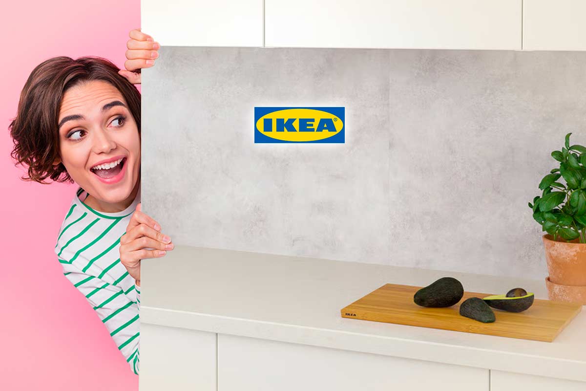 Muro della cucina sempre macchiato? Il rivestimento IKEA che lo protegge e si pulisce in un attimo