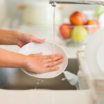 Perchรฉ sciacquare i piatti prima della lavastoviglie รจ un errore Perchรฉ sciacquare i piatti prima della lavastoviglie รจ un errore