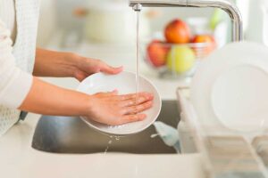 Perché sciacquare i piatti prima della lavastoviglie è un errore