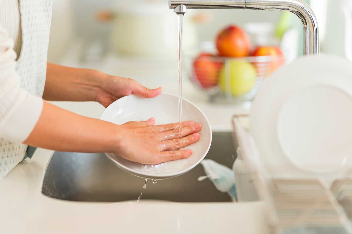 Perché sciacquare i piatti prima della lavastoviglie è un errore