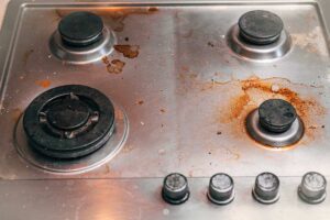 Sporco incrostato sui fornelli a gas? Il trucco semplice che li fa tornare puliti senza fatica