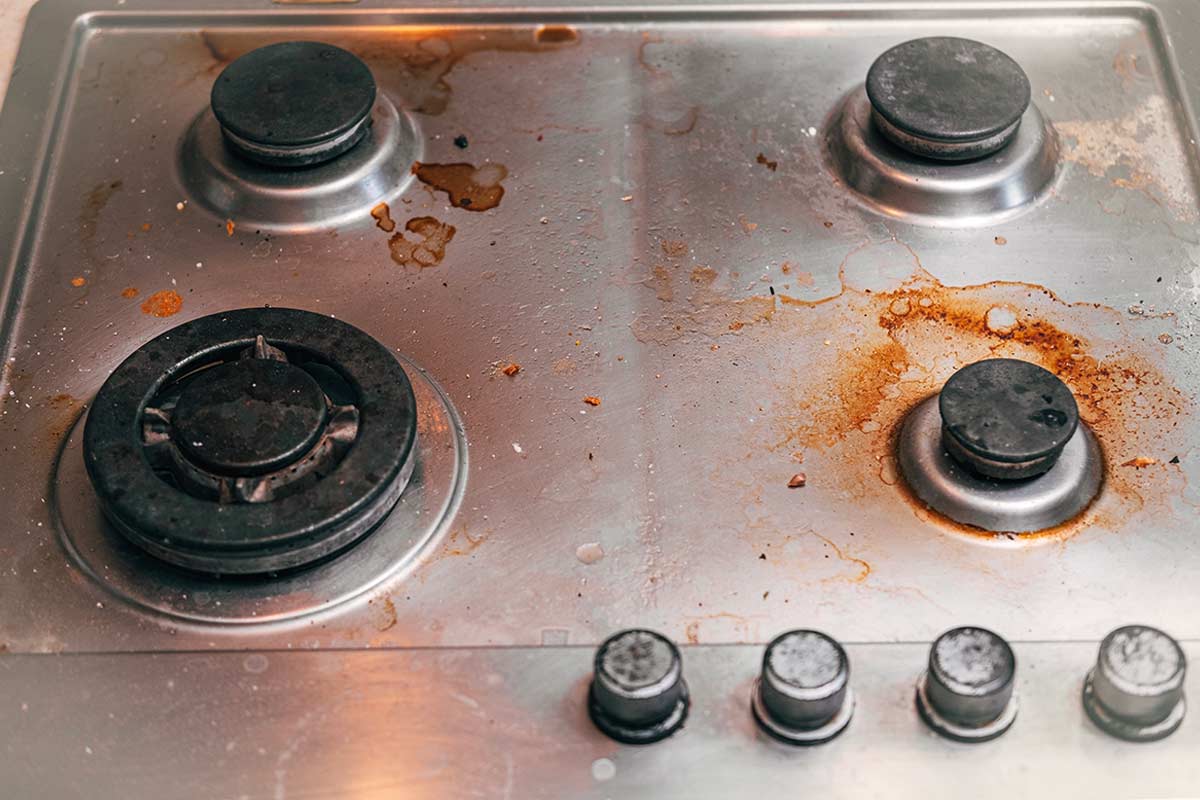 Sporco incrostato sui fornelli a gas? Il trucco semplice che li fa tornare puliti senza fatica