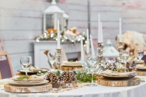 Tavola di Capodanno shabby: tessuti naturali, luce calda e dettagli che scaldano l’atmosfera