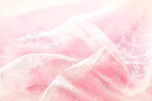 Tende fai da te in stile shabby: pochi gesti, tessuti leggeri e una luce più morbida in casa