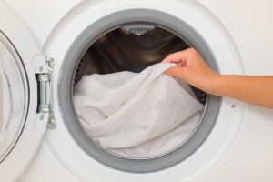 Tende in lavatrice: materiali che richiedono attenzione speciale