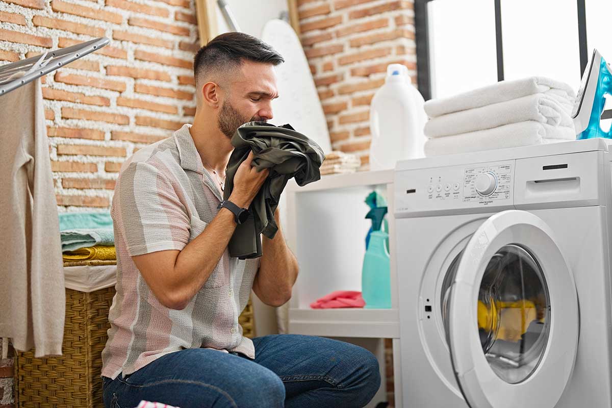 Vestiti che escono ancora sporchi dalla lavatrice: cosa controllare subito