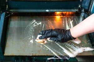 Vetro del forno incrostato da anni: il metodo più delicato che lo fa tornare limpido