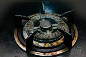 Acciaio inox macchiato di ruggine? Cosa funziona davvero e cosa evitare per eliminarla