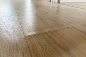 Pavimento in laminato con rigonfiamento dovuto a infiltrazione d’acqua.