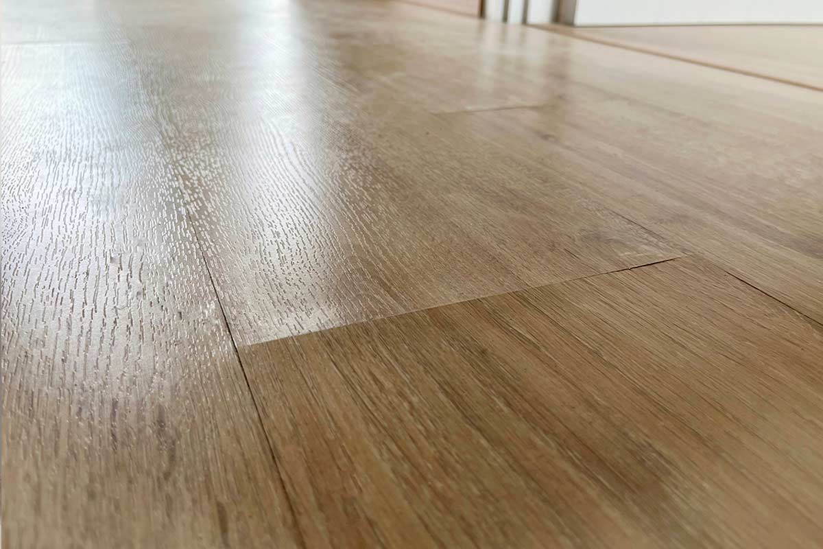 Pavimento in laminato con rigonfiamento dovuto a infiltrazione d’acqua.