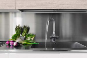 Lavello moderno e piano cucina in acciaio.