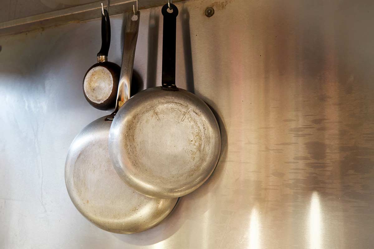 pentole d’acciaio appese, foto di Cagkan - stock.adobe.com