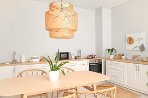 lampade a sospensione in vimini sopra tavolo da pranzo