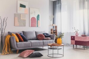 Soggiorno con 3 quadri alla giusta altezza.