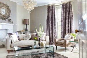 Tende a tutta altezza in soggiorno elegante, effetto soffitto alto e stanza ampia.