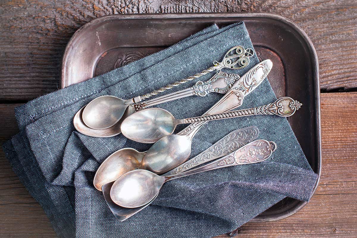 Cucchiai e vassoio d'argento scuriti in casa
