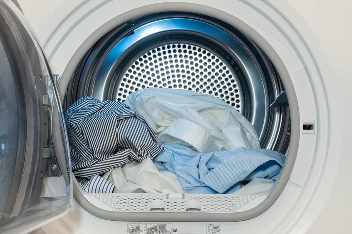 Asciugatrice carica di vestiti, foto di © Viktoria - stock.adobe.com