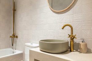 lavabo opaco verde salvia in un bagno moderno