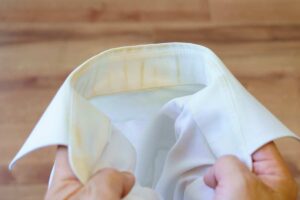 Collo di una camicia ingiallito dal sudore