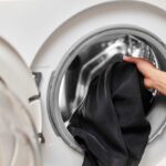 Capo scuro in lavatrice
