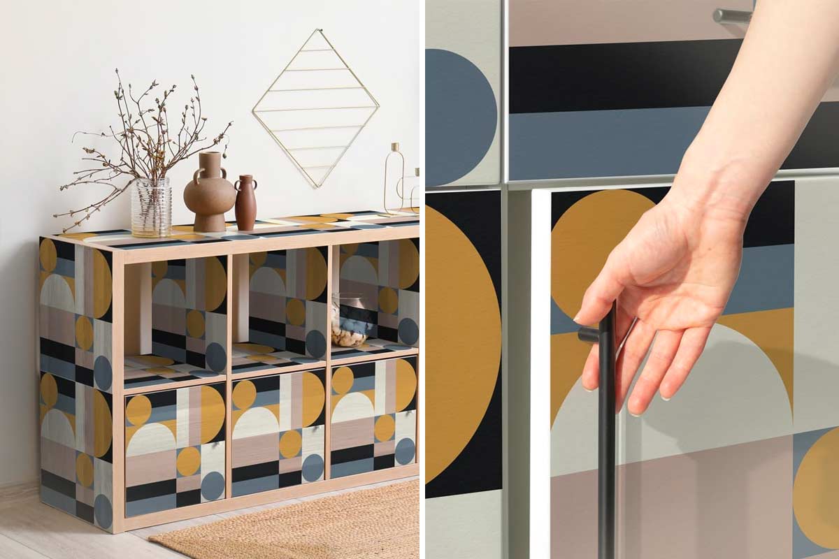 Dettaglio e vista d’insieme di un mobile rivestito con carta da parati a motivi geometrici colorati, con una mano che apre l’anta. Lo stile moderno e i colori caldi danno personalità all’arredo.