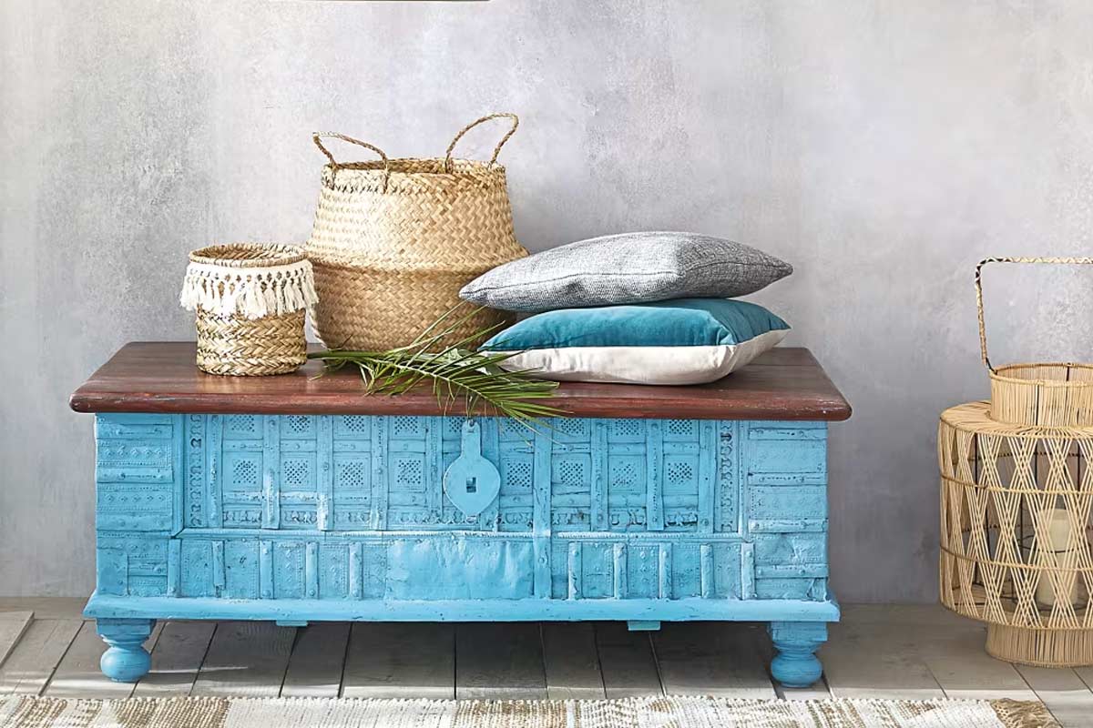 Cassapanca indiana MAHARANI di Maisons du Monde in legno massiccio di acacia color blu polvere, stile etnico.