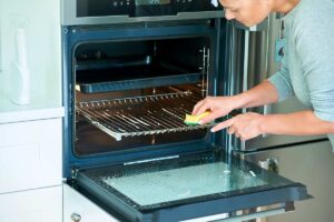 Come pulire le griglie del forno senza strofinare