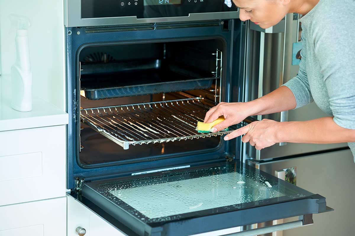 Come pulire le griglie del forno senza strofinare