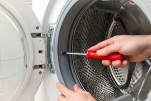 La lavatrice sembra pulita, ma non lo è: il segnale silenzioso da controllare ogni mese