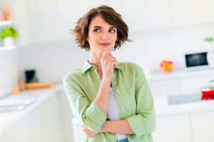 Donna pensierosa si sta chiedendo cosa hanno in comune le cucine più belle