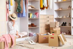 donna che fa un decluttering durante il weekend