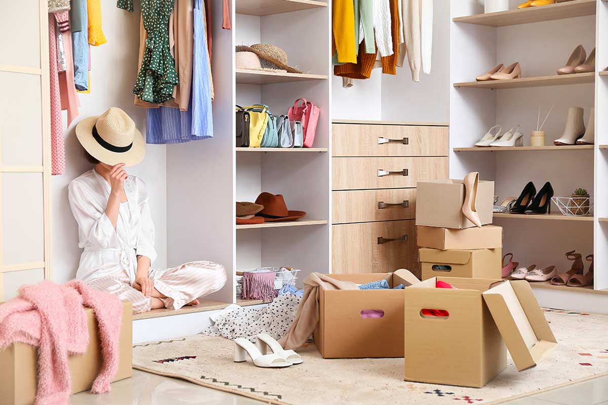 donna che fa un decluttering durante il weekend