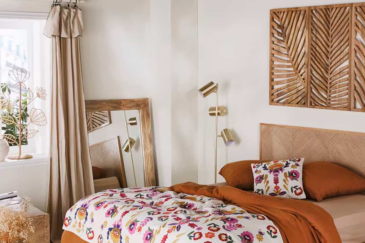 Palmera, set in legno per la parete letto, foto di © Maisons du monde