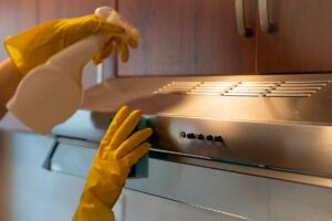 Detergenti fai da te per l’acciaio: 4 ricette facili con ingredienti di casa